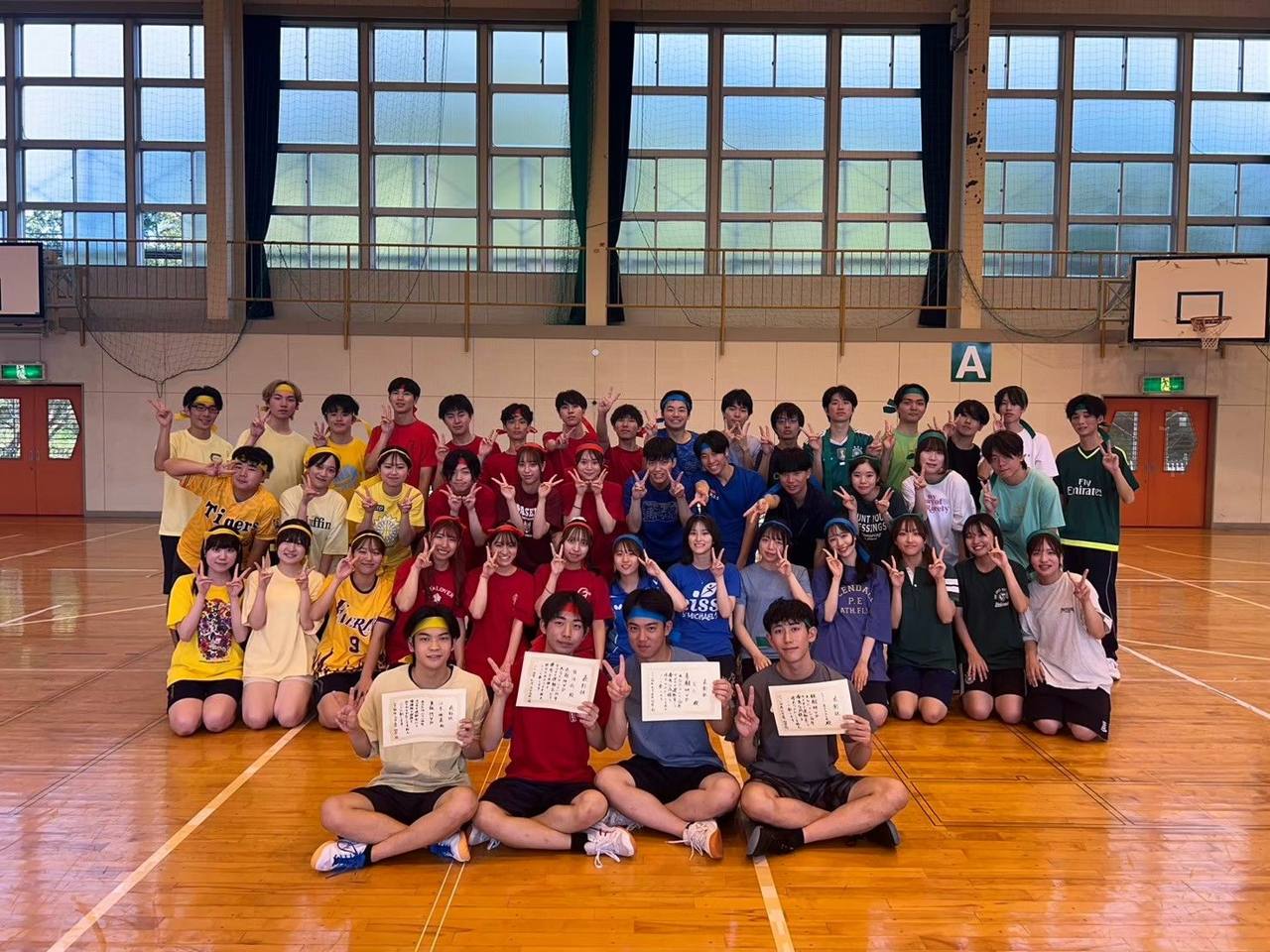 チームTシャツで集まるWESA合宿の集合写真