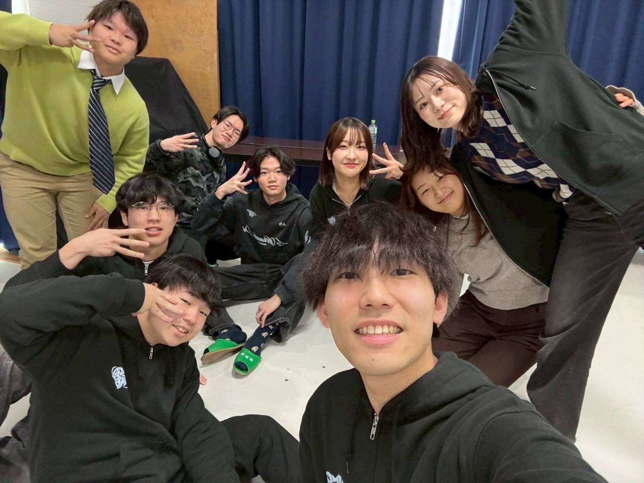 教室で笑顔で写るWESAのメンバー