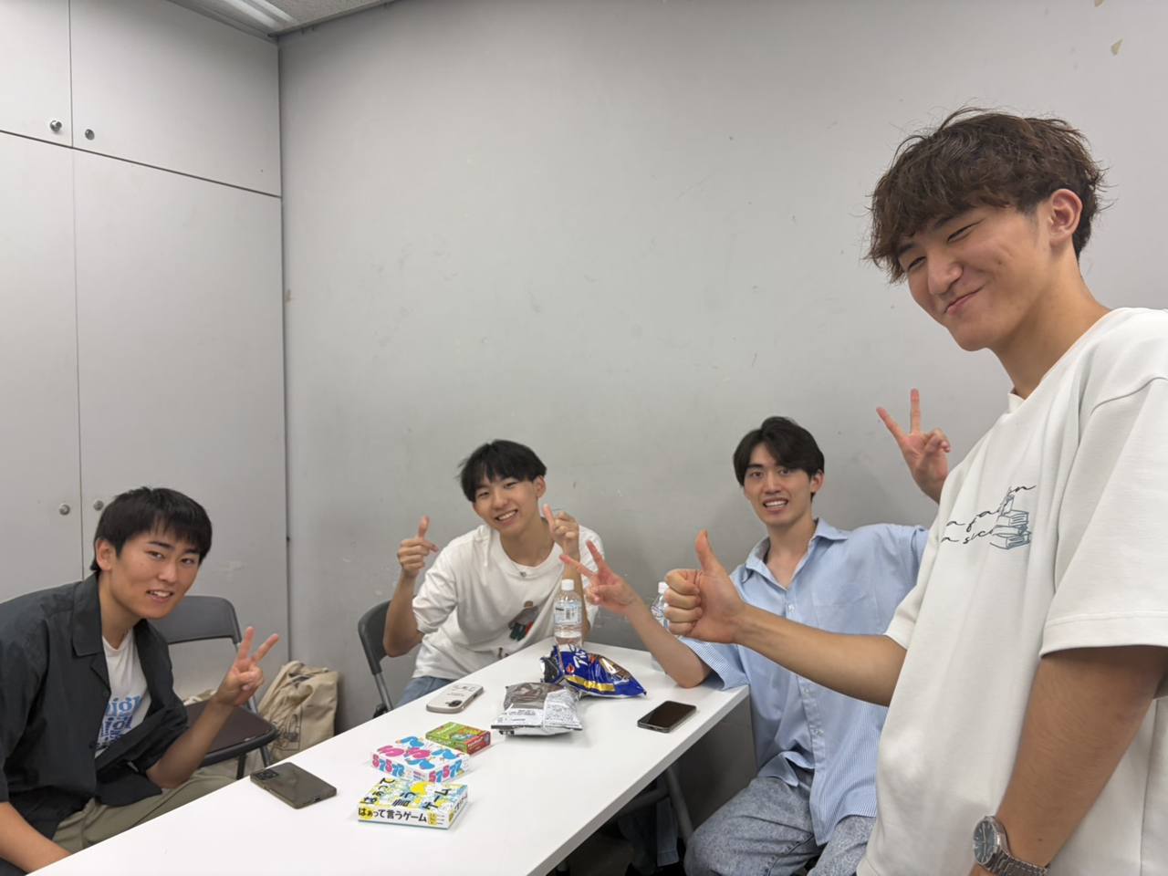 英会話部でゲームをするメンバー