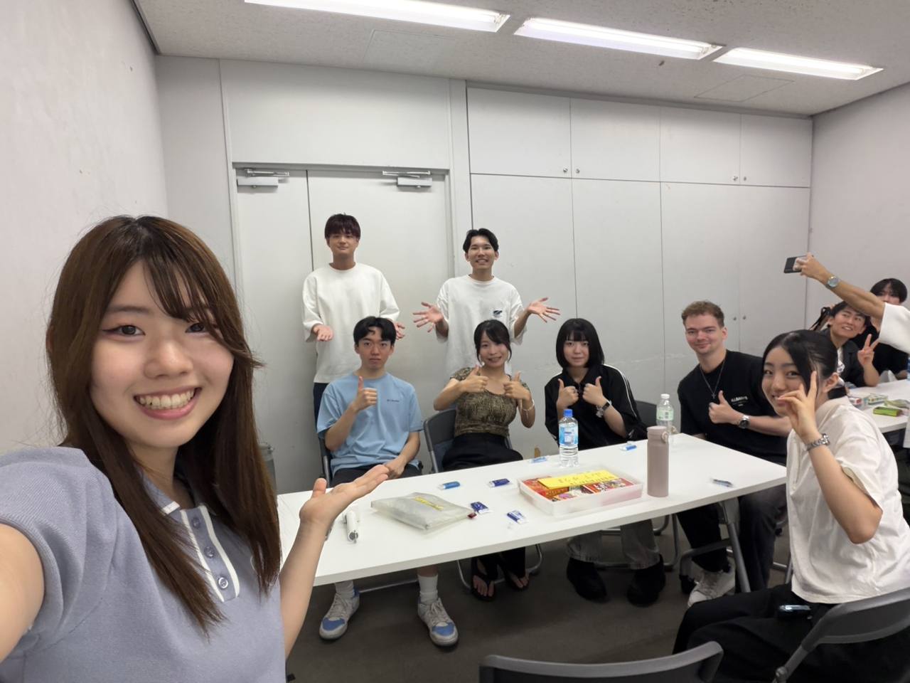 英会話部の活動後に集まったメンバーの集合写真