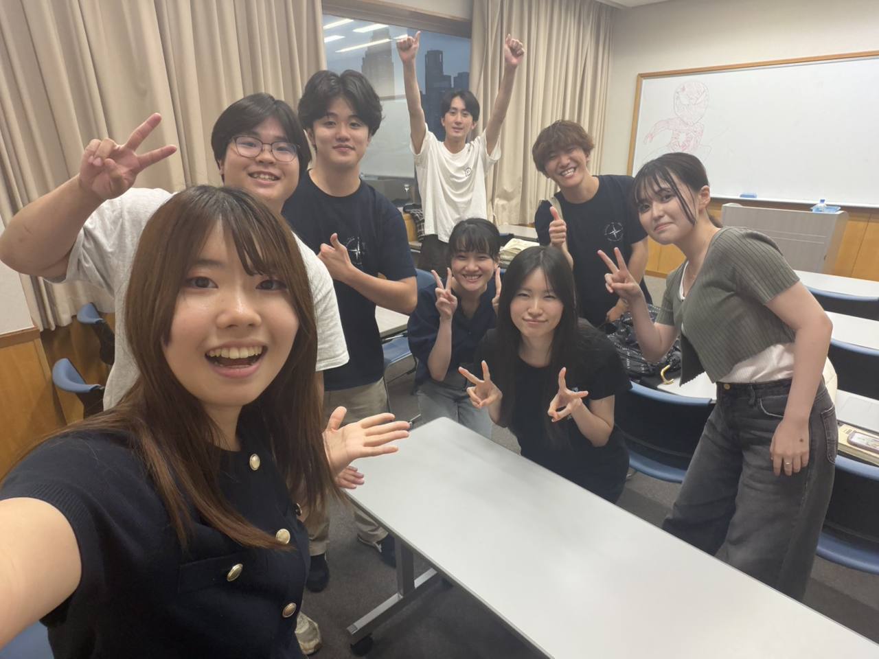 英会話部の活動後に教室で撮った記念写真