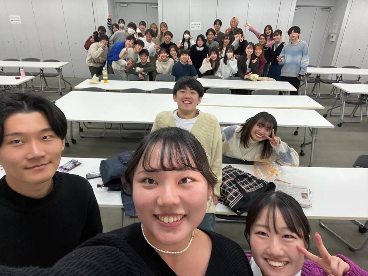 教室で笑顔で写るWESAのメンバー
